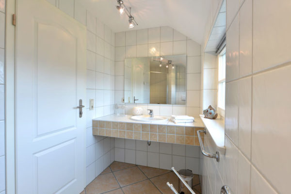 Bad der Appartements im „Haus Riff“ am Jasmunder Bodden in Ralswiek auf der Insel Rügen