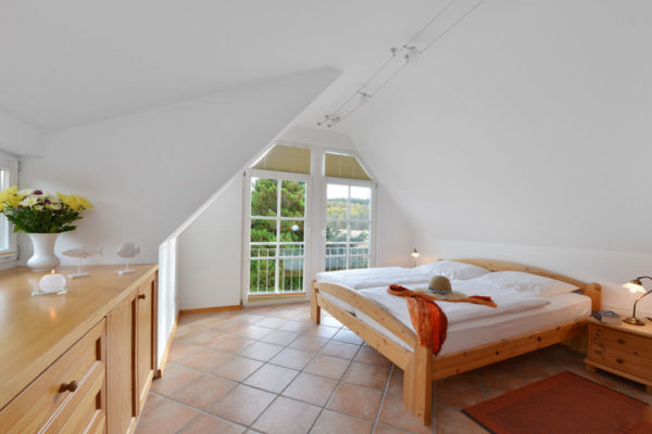 Schlafzimmer der Störtebeker Appartements im Haus am Hafen in Ralswiek auf der Insel Rügen