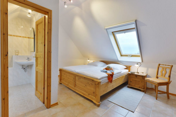 Schlafzimmer der Fewo im Pferdehof von den Störtebeker Appartements in Ralswiek auf Rügen