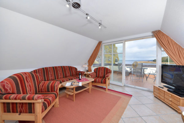 Appartement-Wohnzimmer im „Haus Riff“ am Hafen von Ralswiek auf der Insel Rügen an der Ostseeküste