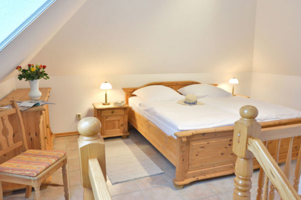 Schlafzimmer in den Ferienwohnungen im Pferdehof der Störtebeker Festspiele in Ralswiek auf Rügen