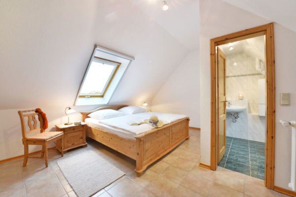 Schlafzimmer der Ferienwohnungen in den Störtebeker Appartements im Ralswieker Pferdehof auf Rügen