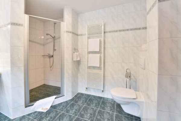 Badezimmer der Fewo in den Störtebeker Appartements im Pferdehof Ralswiek auf Rügen